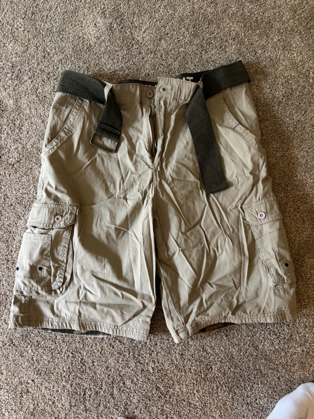 NWT Monument men’s cargo shorts with belt